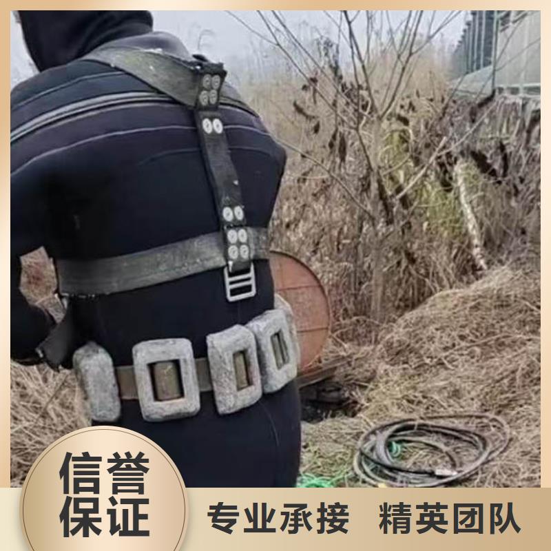 水中作业团队身边的打捞队