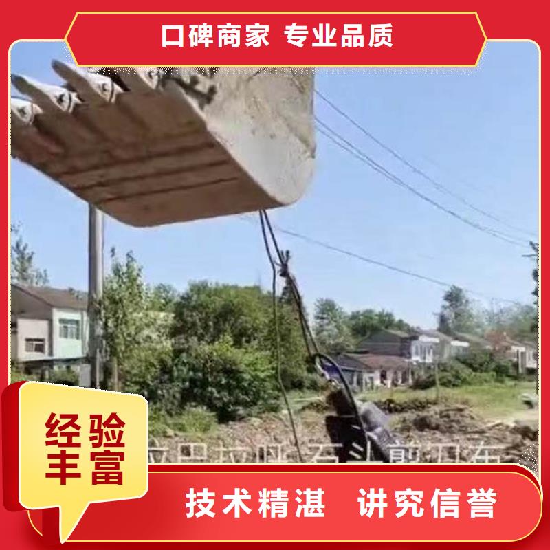 水中作业团队身边的打捞队