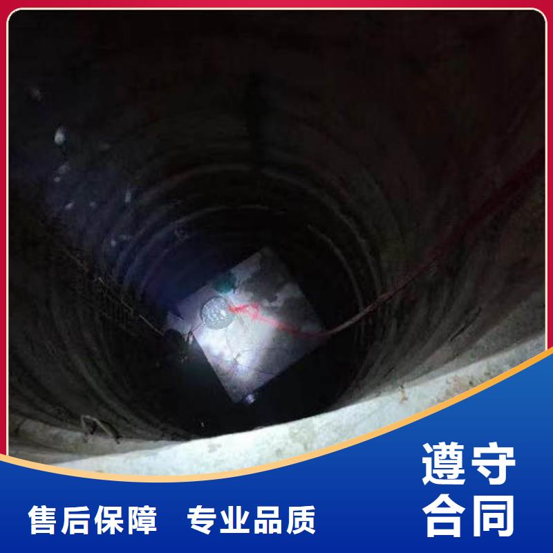 水中作业团队身边的打捞队