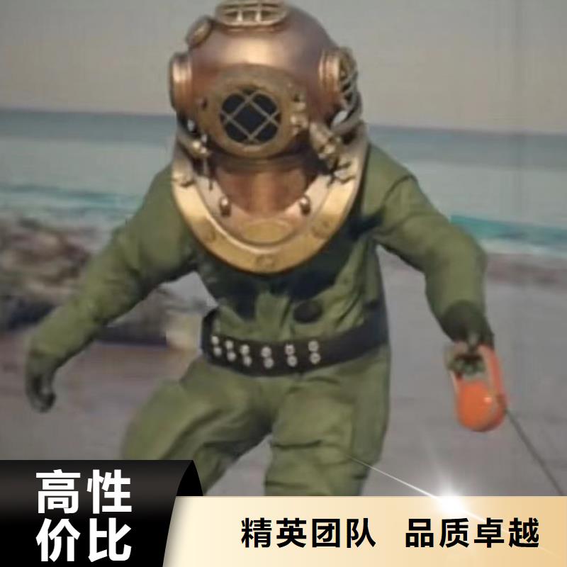 水中作业团队身边的打捞队