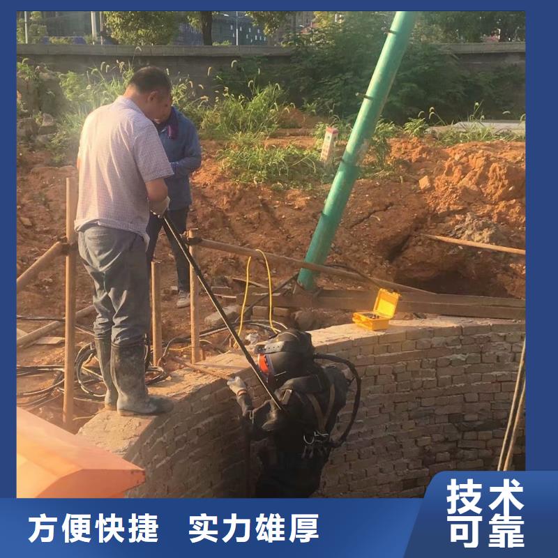 潜水员水下清污工程团队